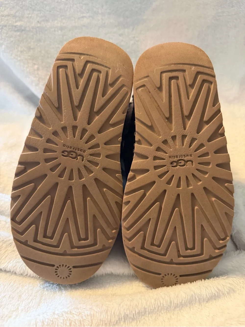 UGG Australia Bailey Bow Short Boots – Kids Size 1